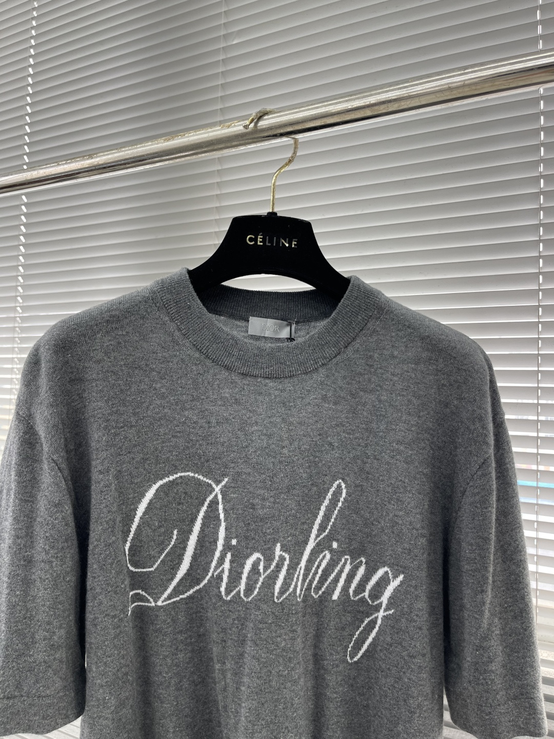 

-Dio      25ss新款 T 恤是二零二五冬季男装系列新品，饰以灵感源自 Dio 档案的嵌花