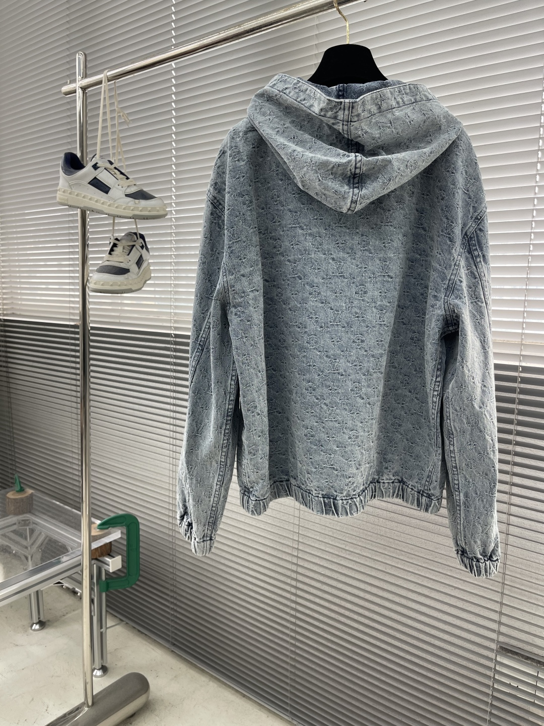 

-驴牌     新款时装秀的牛仔衬衫闪烁迷人，令日间造型更见出众。 衬衫外套采用牛仔布缝制，满印Mo