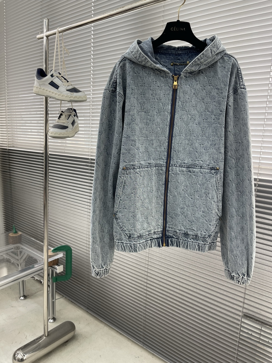 

-驴牌     新款时装秀的牛仔衬衫闪烁迷人，令日间造型更见出众。 衬衫外套采用牛仔布缝制，满印Mo