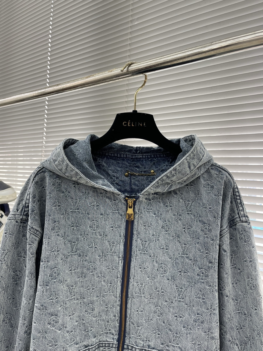 

-驴牌     新款时装秀的牛仔衬衫闪烁迷人，令日间造型更见出众。 衬衫外套采用牛仔布缝制，满印Mo