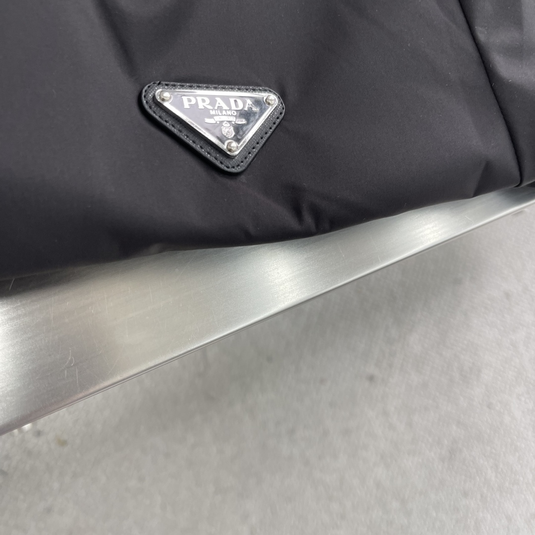 -PRAD 2025秋冬新款男士夹克外套，时尚休闲高端版本！专柜定制面料 透气舒适度高，细节无可挑剔，品