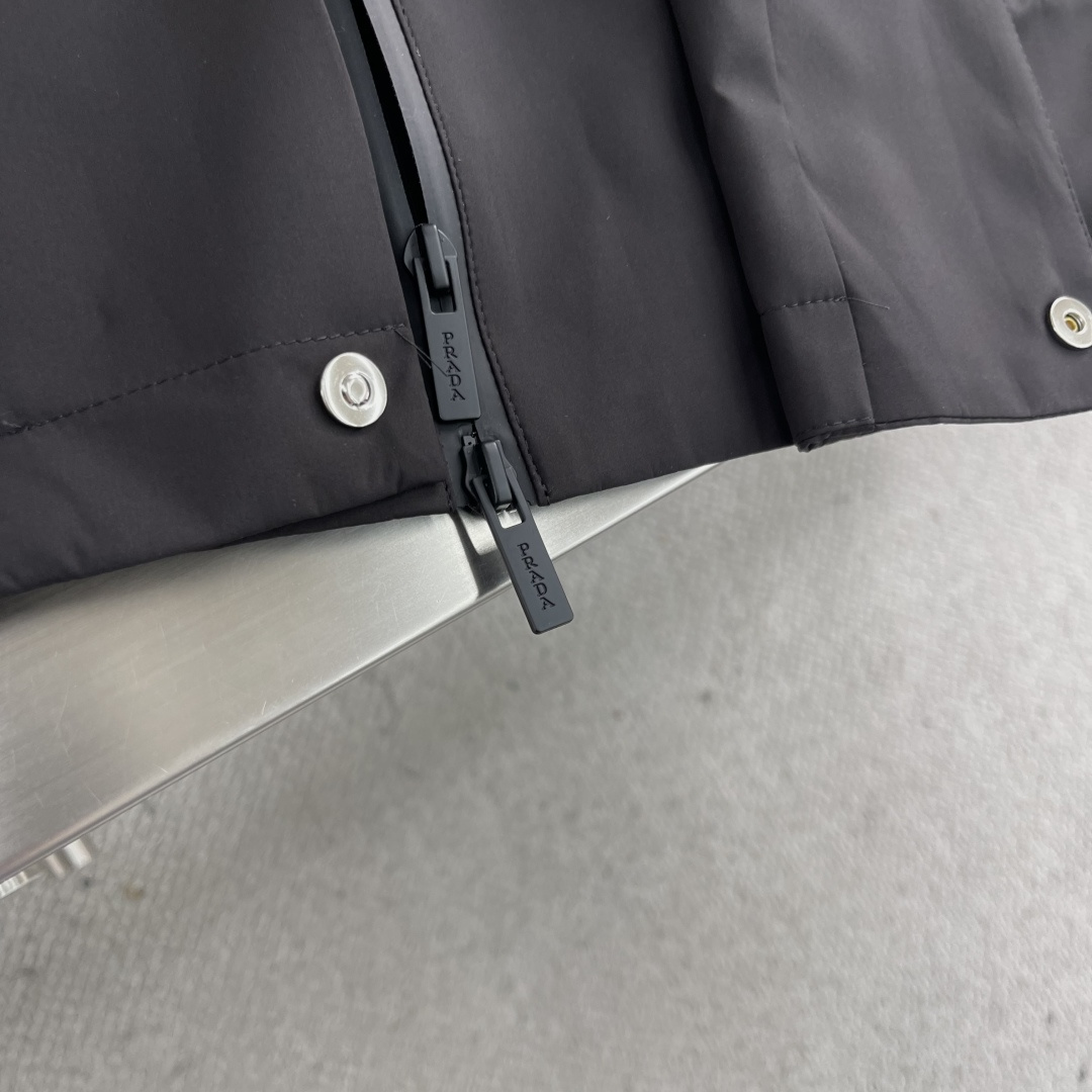 -PRAD 2025秋冬新款男士夹克外套，时尚休闲高端版本！专柜定制面料 透气舒适度高，细节无可挑剔，品