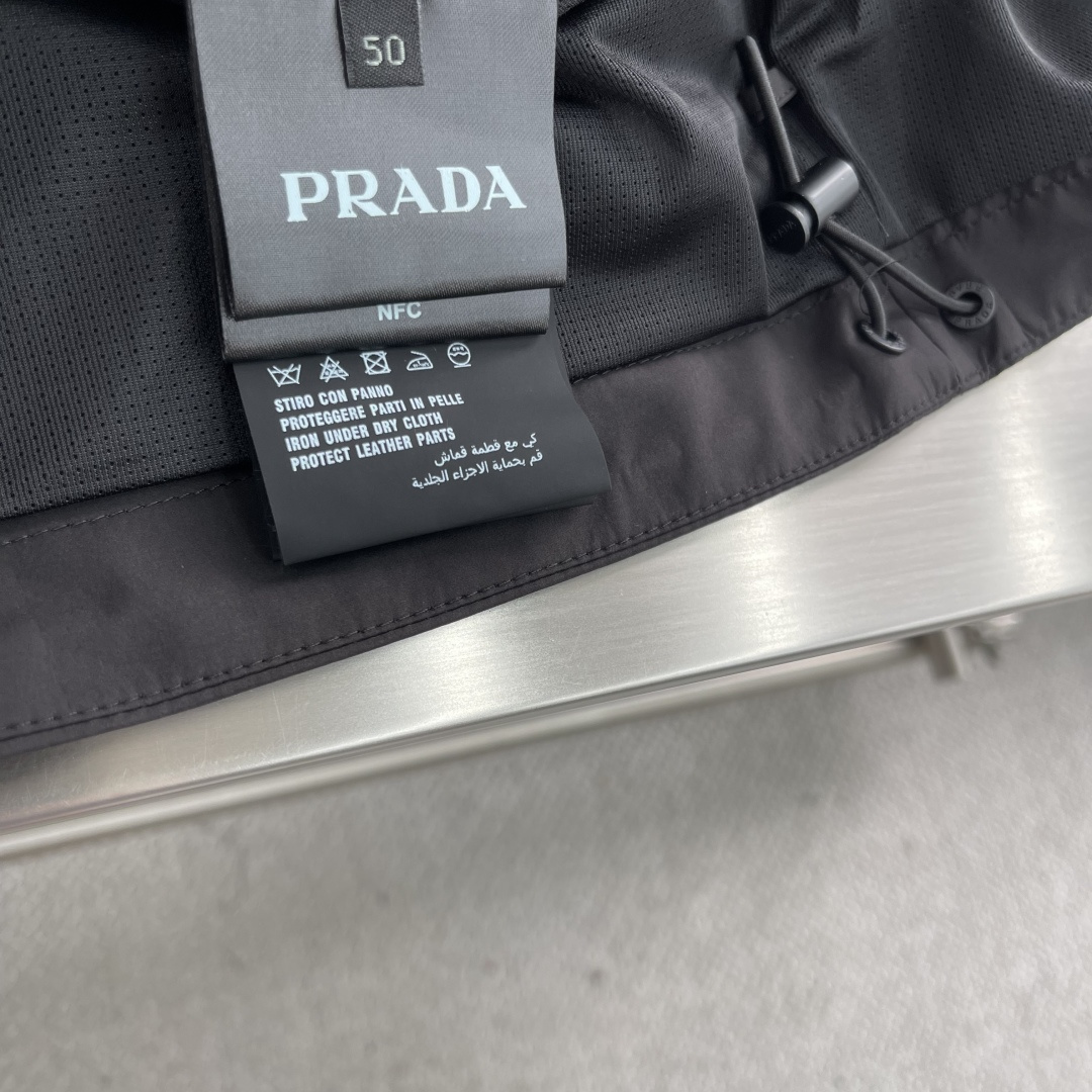 -PRAD 2025秋冬新款男士夹克外套，时尚休闲高端版本！专柜定制面料 透气舒适度高，细节无可挑剔，品