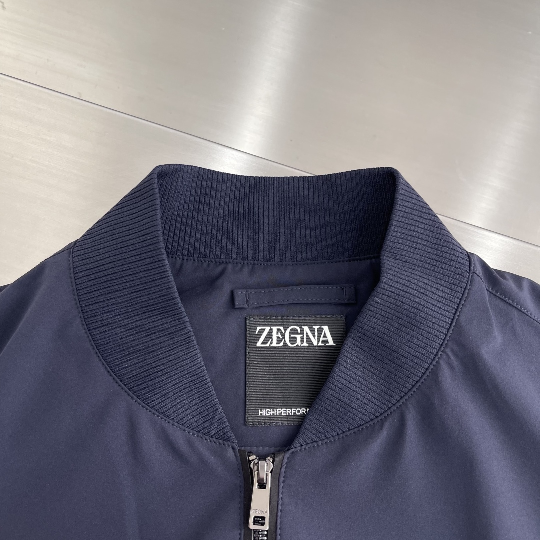 -Z ZEGN 25秋冬新款棒球外套2025柜台同步系列 原版五金 面料选用进口聚酯纤维面料，光泽感强，