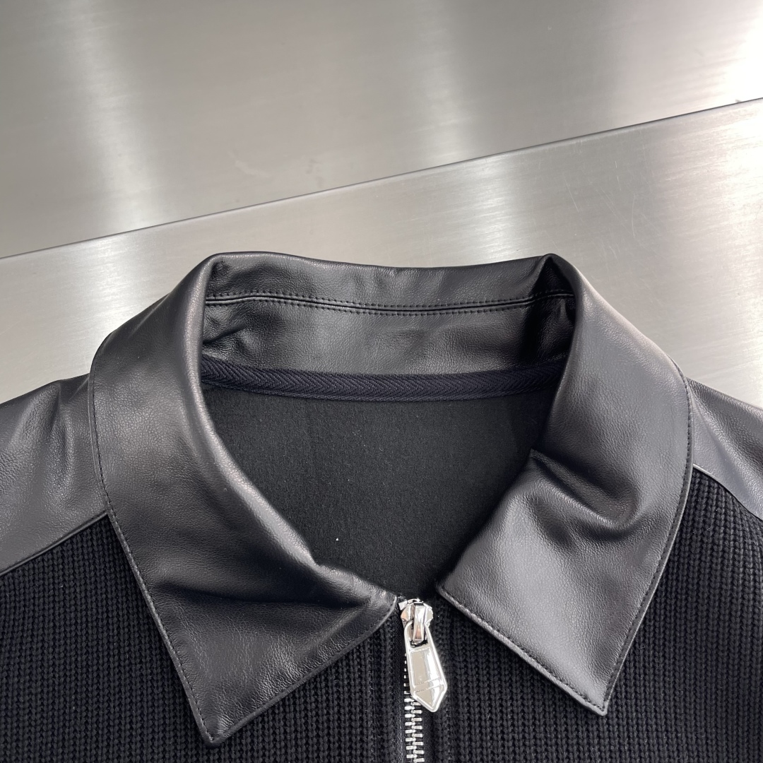 -Loro Piana 2025秋冬 羊毛混纺套头针织卫衣 几何拼皮的口袋设计 很有亮点，标志字母纽扣 