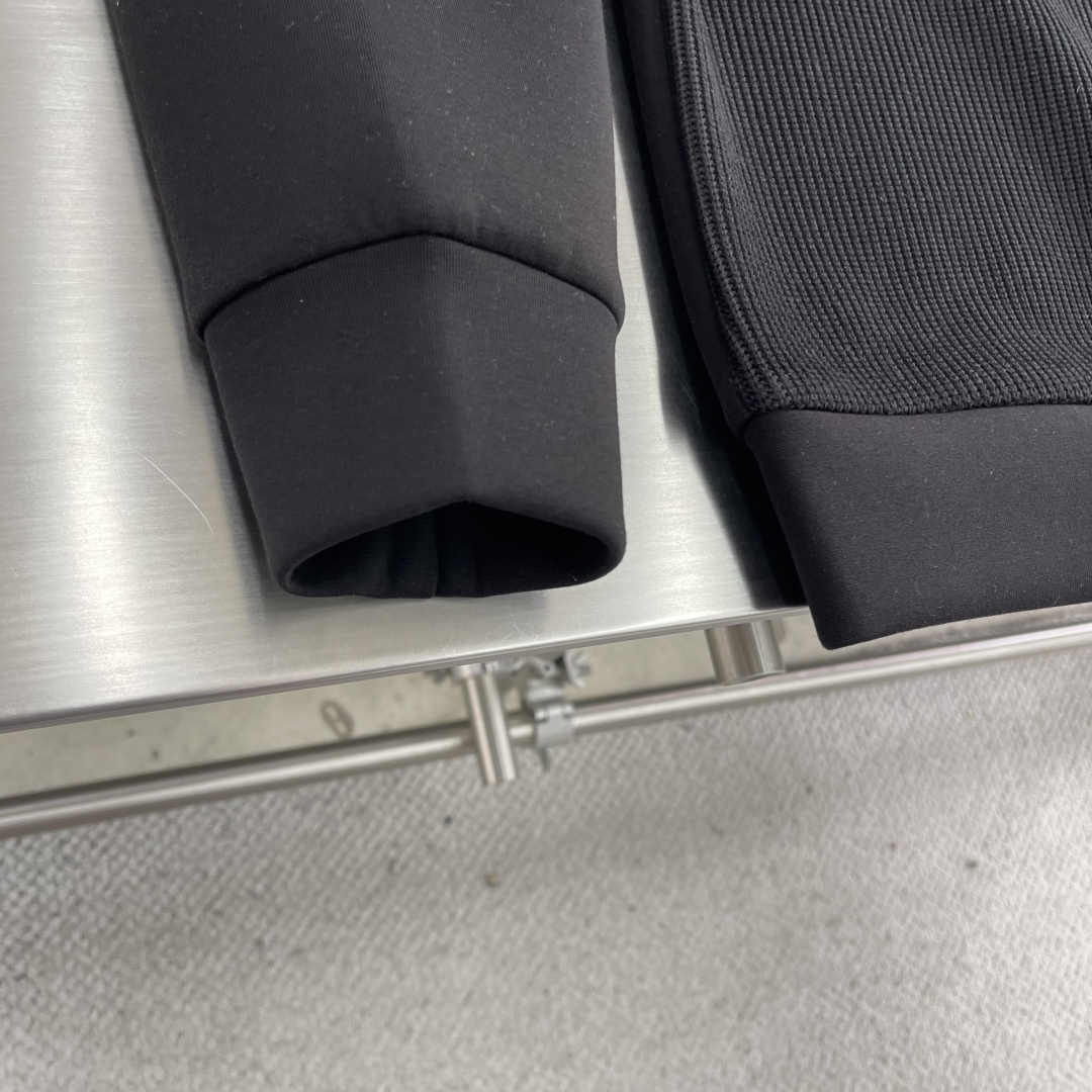 -Loro Piana 2025秋冬 羊毛混纺套头针织卫衣 几何拼皮的口袋设计 很有亮点，标志字母纽扣 