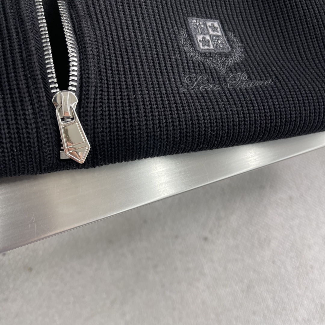-Loro Piana 2025秋冬 羊毛混纺套头针织卫衣 几何拼皮的口袋设计 很有亮点，标志字母纽扣 