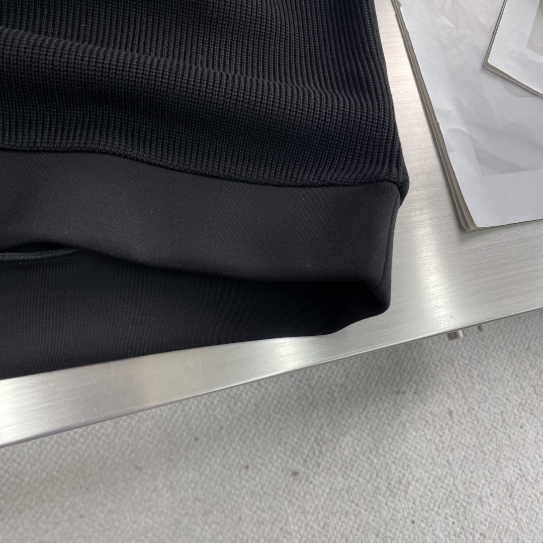 -Loro Piana 2025秋冬 羊毛混纺套头针织卫衣 几何拼皮的口袋设计 很有亮点，标志字母纽扣 
