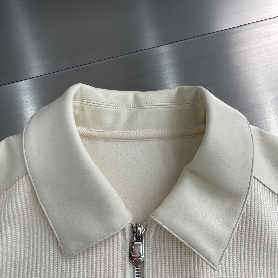 -Loro Piana 2025秋冬 羊毛混纺套头针织卫衣 几何拼皮的口袋设计 很有亮点，标志字母纽扣 