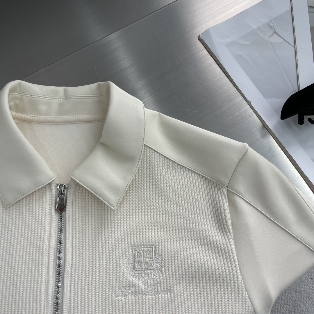 -Loro Piana 2025秋冬 羊毛混纺套头针织卫衣 几何拼皮的口袋设计 很有亮点，标志字母纽扣 