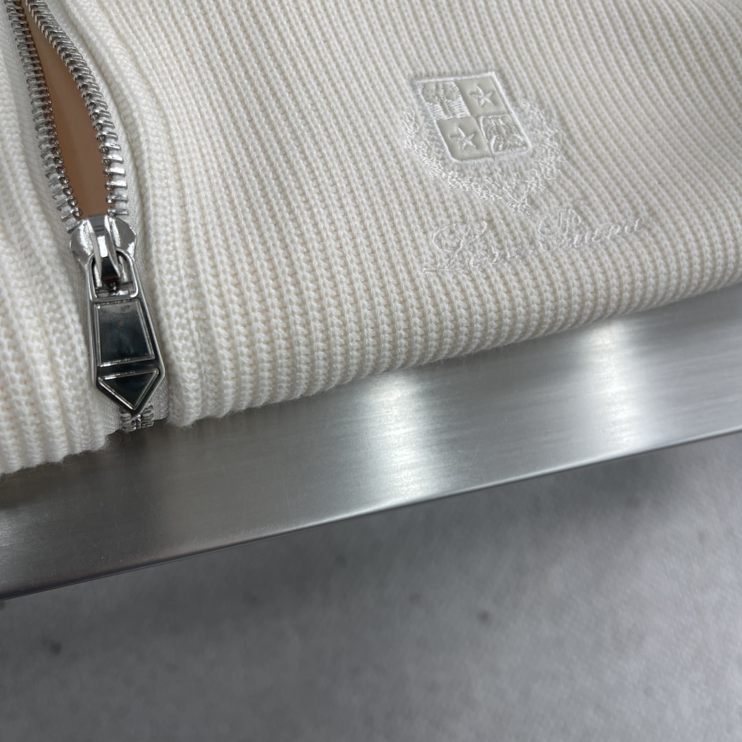 -Loro Piana 2025秋冬 羊毛混纺套头针织卫衣 几何拼皮的口袋设计 很有亮点，标志字母纽扣 