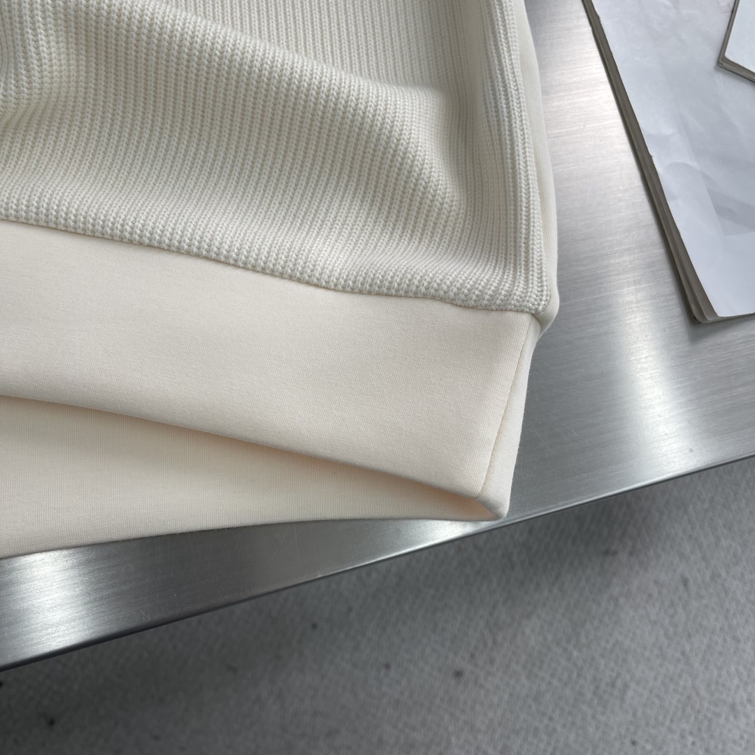 -Loro Piana 2025秋冬 羊毛混纺套头针织卫衣 几何拼皮的口袋设计 很有亮点，标志字母纽扣 