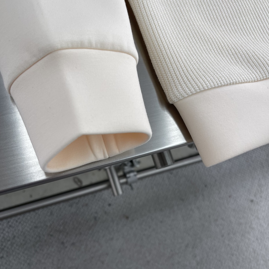 -Loro Piana 2025秋冬 羊毛混纺套头针织卫衣 几何拼皮的口袋设计 很有亮点，标志字母纽扣 