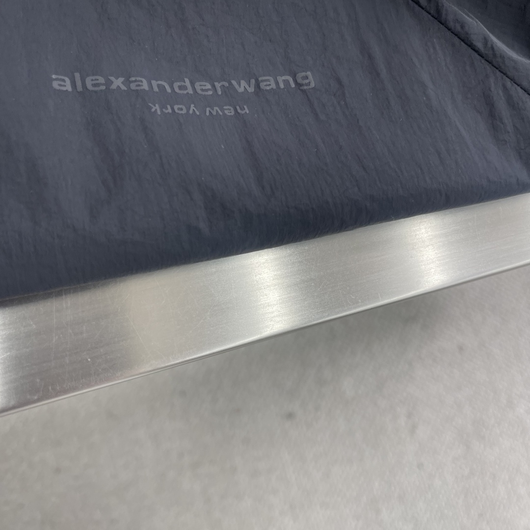 -wang 亚历山大王 激光孔wang溜肩防晒外套…..文能大气出场，武能运动排气！！看似简单，做工极其