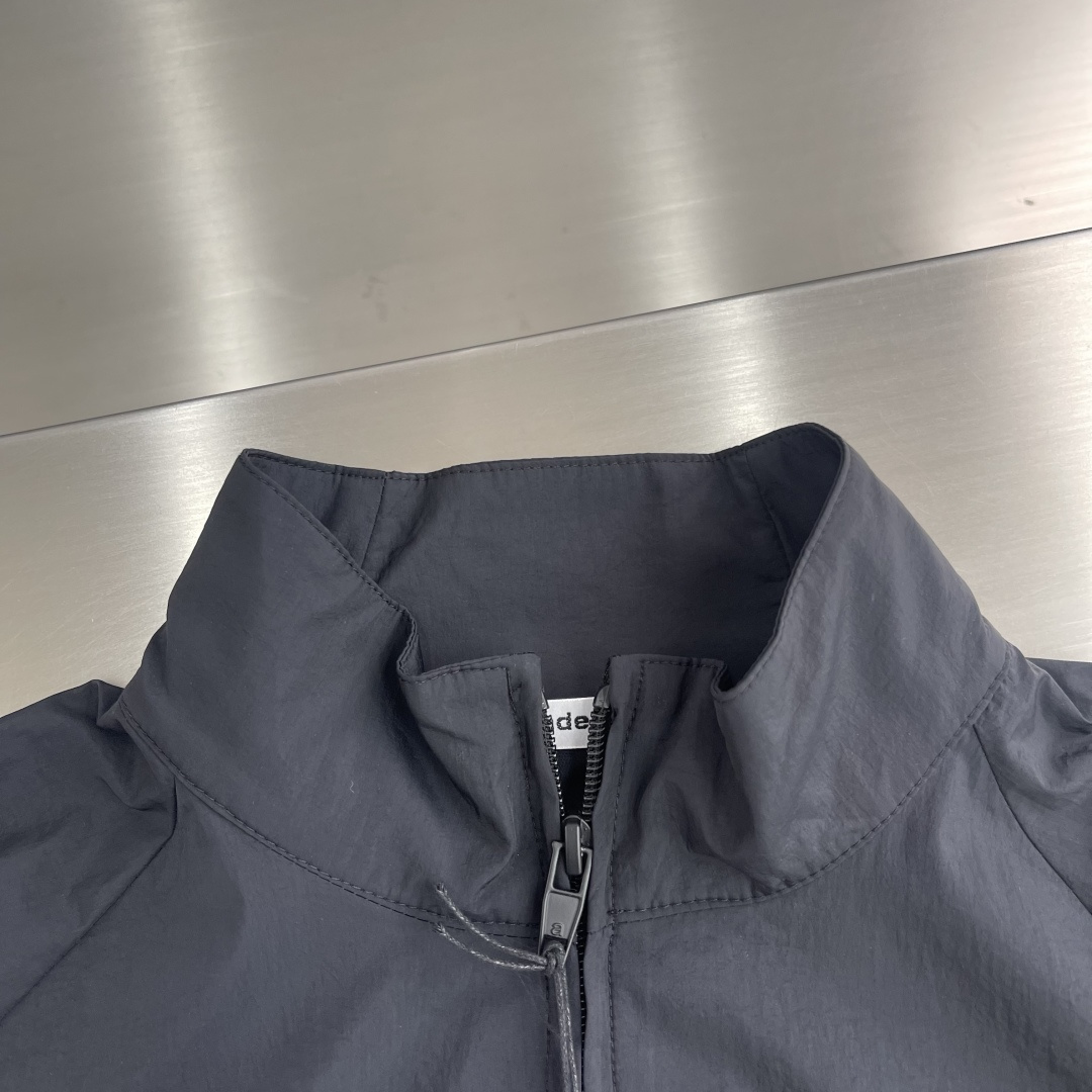 -wang 亚历山大王 激光孔wang溜肩防晒外套…..文能大气出场，武能运动排气！！看似简单，做工极其