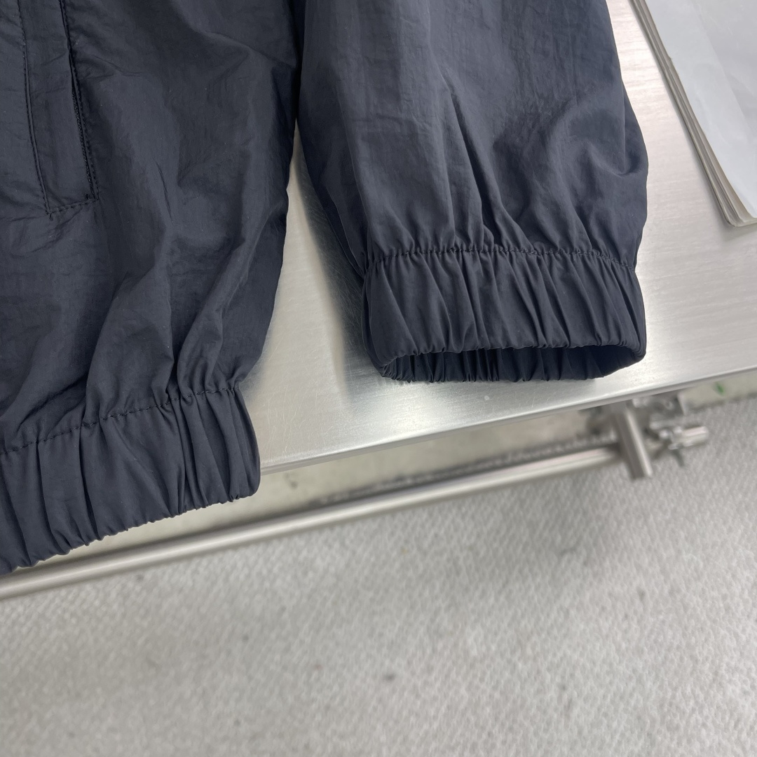 -wang 亚历山大王 激光孔wang溜肩防晒外套…..文能大气出场，武能运动排气！！看似简单，做工极其