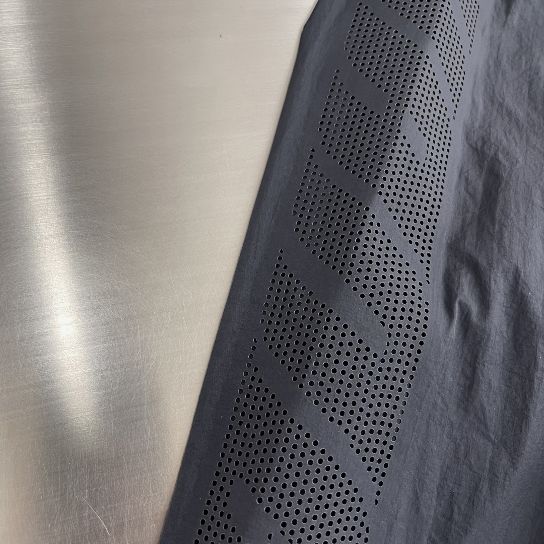 -wang 亚历山大王 激光孔wang溜肩防晒外套…..文能大气出场，武能运动排气！！看似简单，做工极其