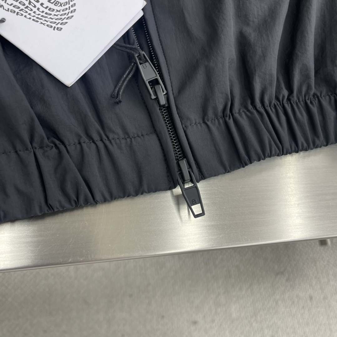 -wang 亚历山大王 激光孔wang溜肩防晒外套…..文能大气出场，武能运动排气！！看似简单，做工极其