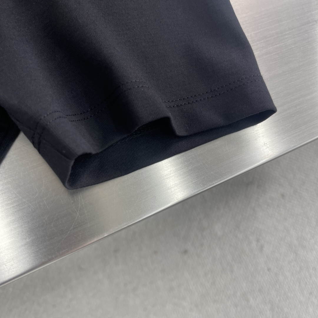 

-Herme   圆领 短袖
材质   莫代尔 桑蚕丝 锦纶 氨纶
适用季节	春 夏 秋,
领型	圆