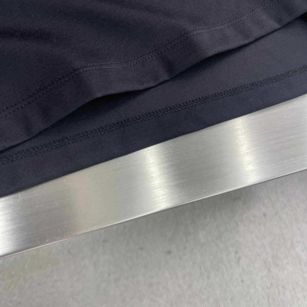 

-Herme   圆领 短袖
材质   莫代尔 桑蚕丝 锦纶 氨纶
适用季节	春 夏 秋,
领型	圆