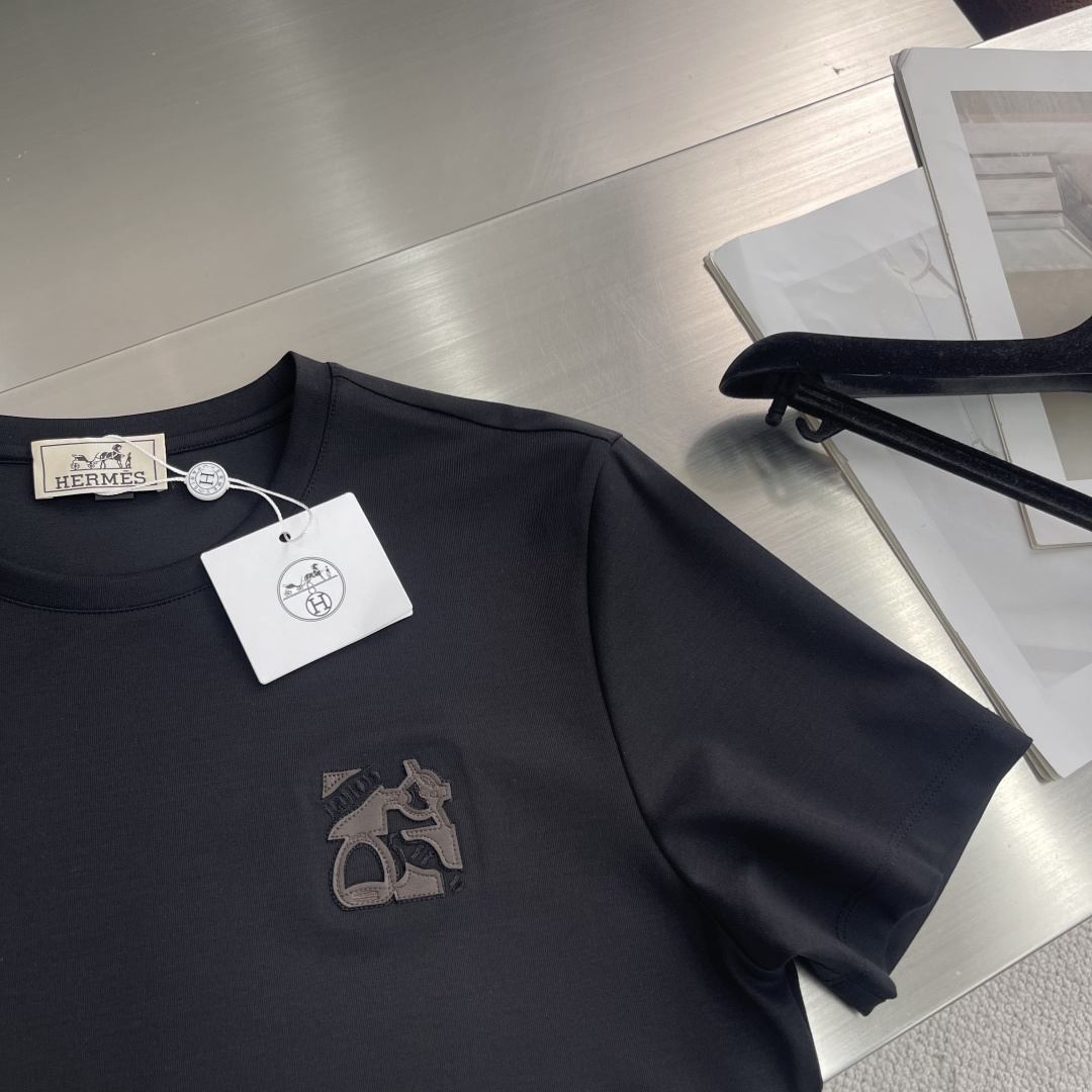 

-Herme   圆领 短袖
材质   莫代尔 桑蚕丝 锦纶 氨纶
适用季节	春 夏 秋,
领型	圆