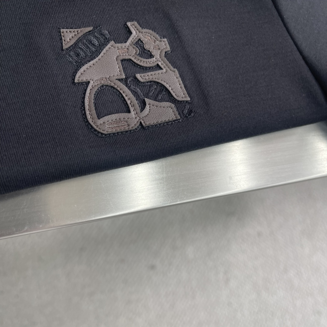 

-Herme   圆领 短袖
材质   莫代尔 桑蚕丝 锦纶 氨纶
适用季节	春 夏 秋,
领型	圆