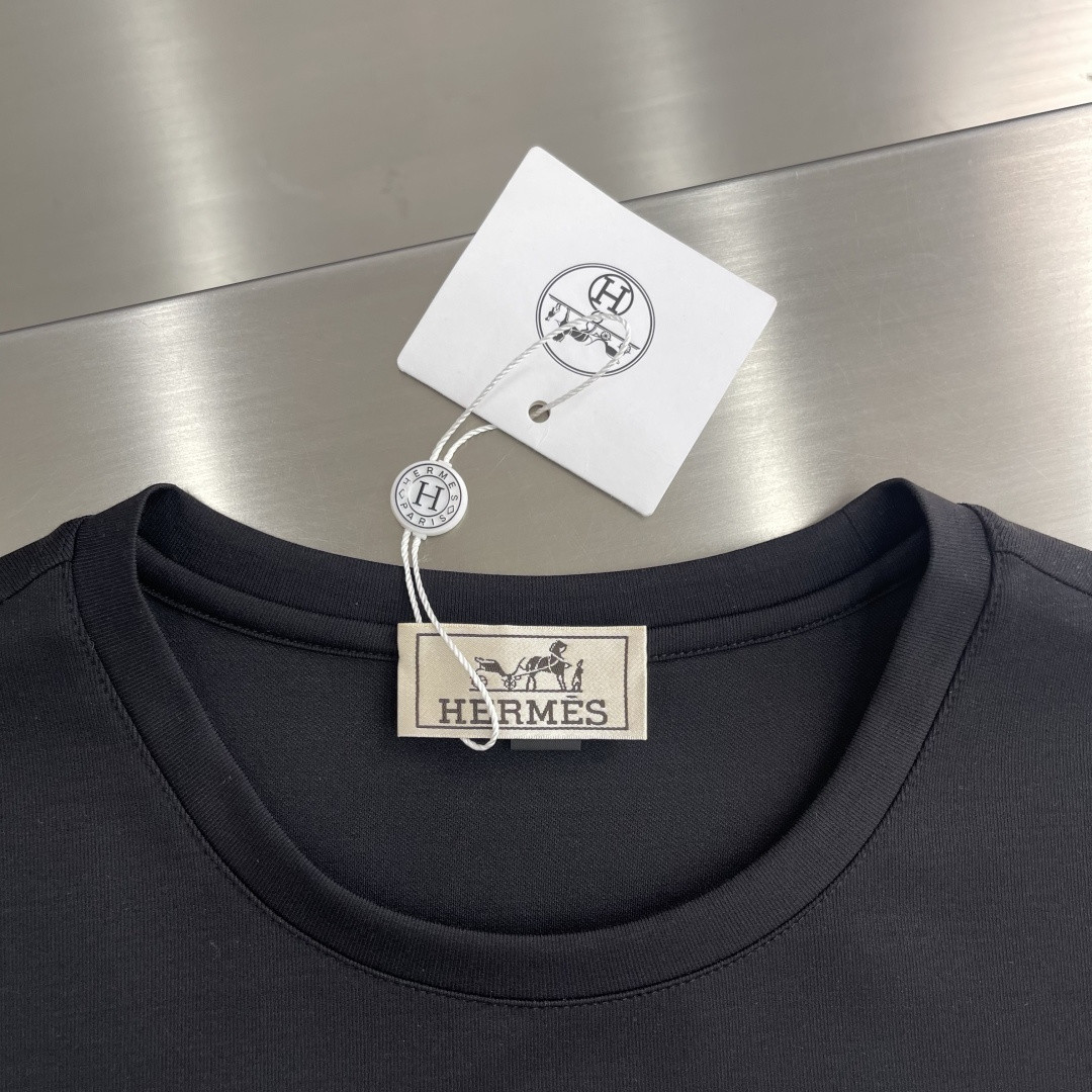 

-Herme   圆领 短袖
材质   莫代尔 桑蚕丝 锦纶 氨纶
适用季节	春 夏 秋,
领型	圆