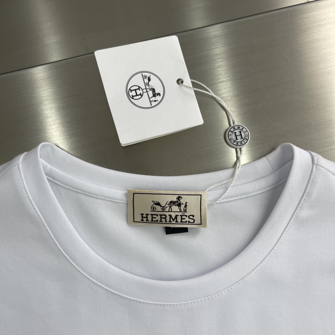 

-Herme   圆领 短袖
材质   莫代尔 桑蚕丝 锦纶 氨纶
适用季节	春 夏 秋,
领型	圆