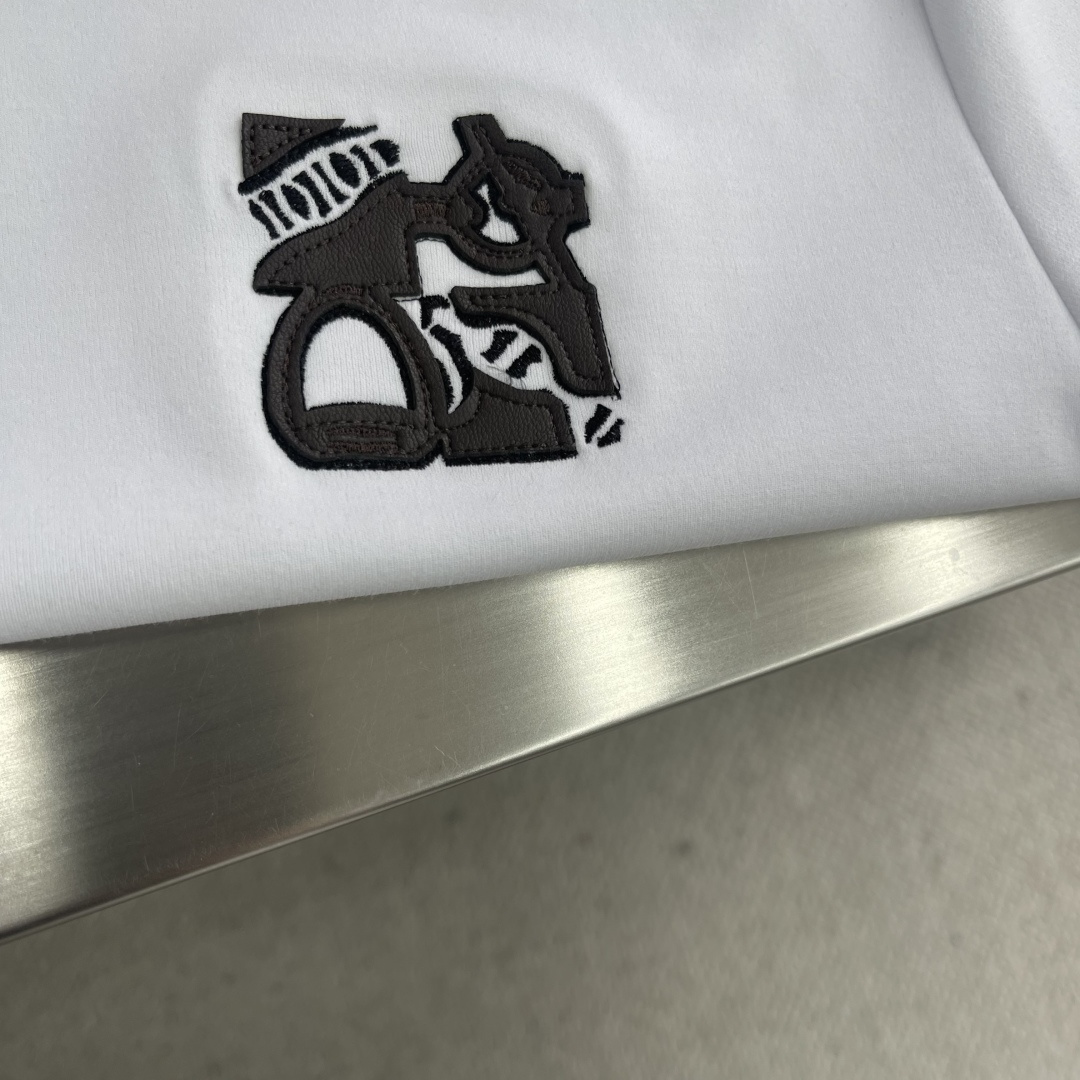 

-Herme   圆领 短袖
材质   莫代尔 桑蚕丝 锦纶 氨纶
适用季节	春 夏 秋,
领型	圆