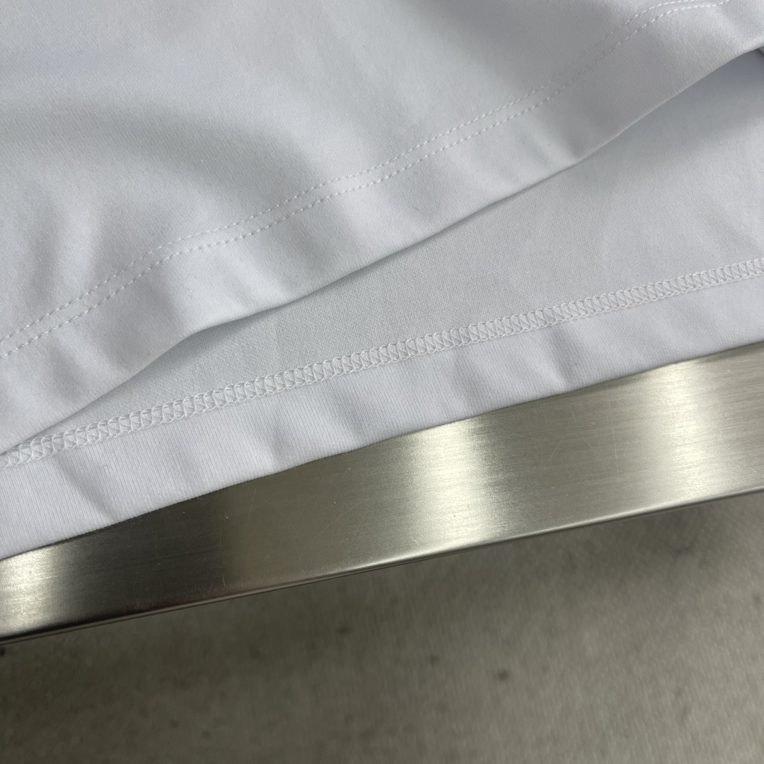 

-Herme   圆领 短袖
材质   莫代尔 桑蚕丝 锦纶 氨纶
适用季节	春 夏 秋,
领型	圆