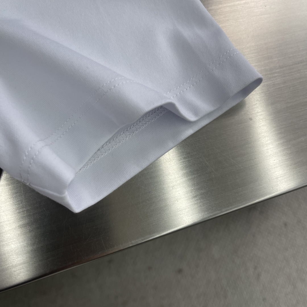 

-Herme   圆领 短袖
材质   莫代尔 桑蚕丝 锦纶 氨纶
适用季节	春 夏 秋,
领型	圆