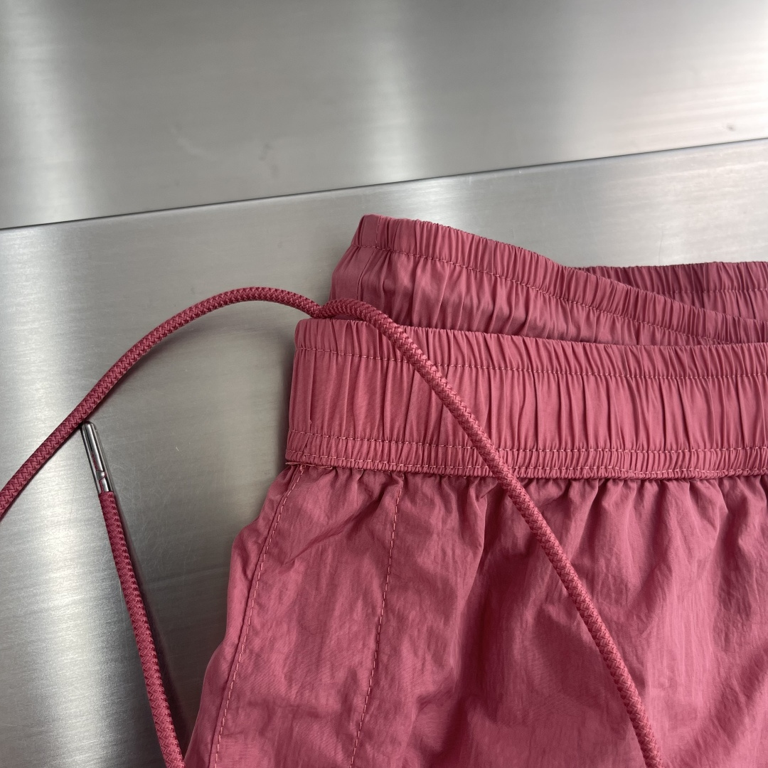 

-CP  进口金属休闲裤短裤
更舒适！！超火爆单品来袭 CP 家经典时尚的设计风格，细节决定成败！无