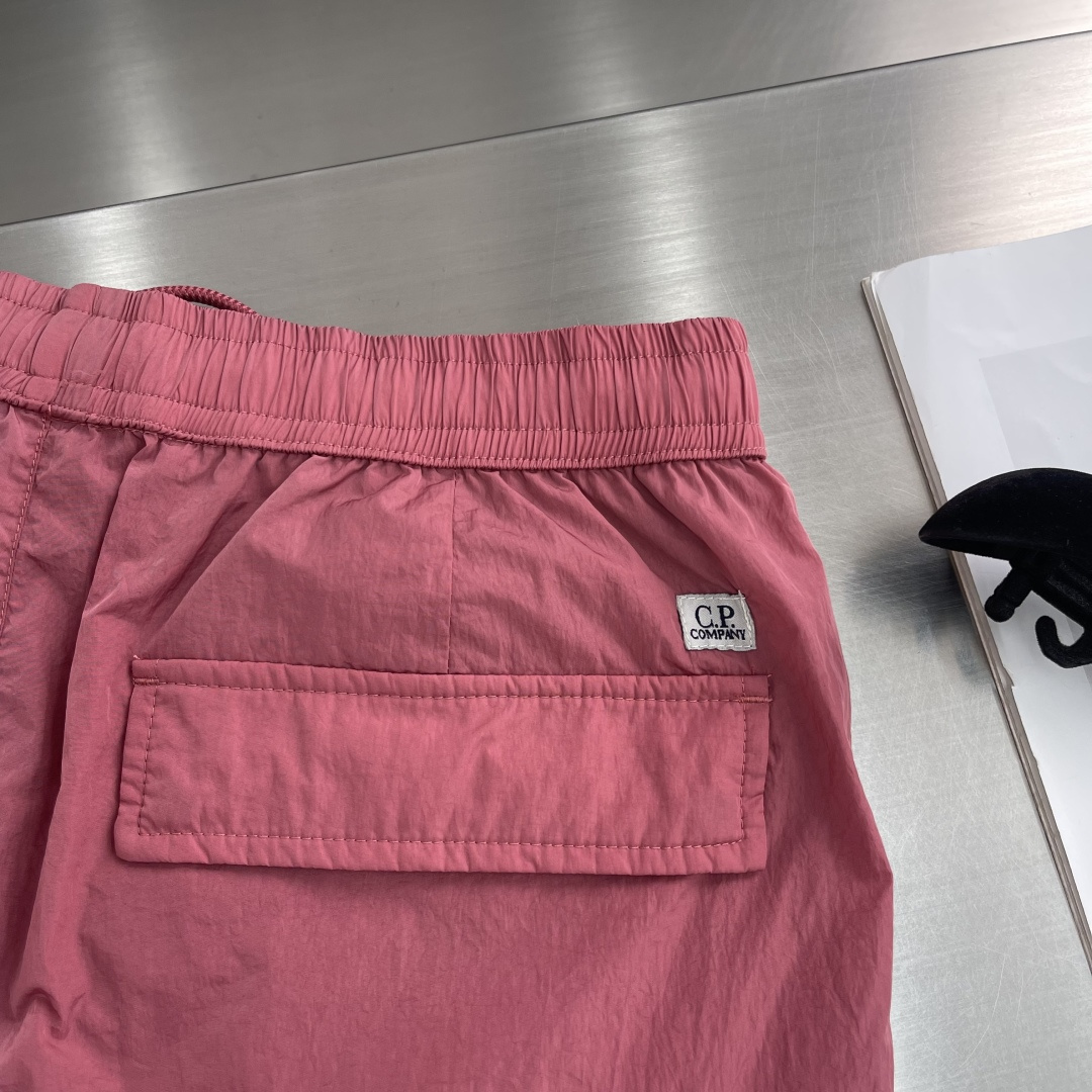 

-CP  进口金属休闲裤短裤
更舒适！！超火爆单品来袭 CP 家经典时尚的设计风格，细节决定成败！无