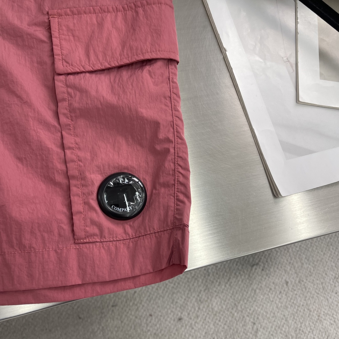 

-CP  进口金属休闲裤短裤
更舒适！！超火爆单品来袭 CP 家经典时尚的设计风格，细节决定成败！无