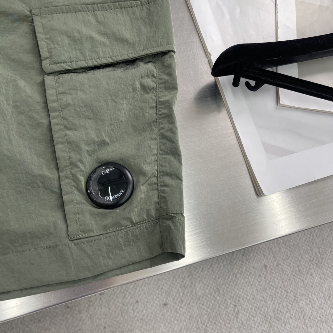 

-CP  进口金属休闲裤短裤
更舒适！！超火爆单品来袭 CP 家经典时尚的设计风格，细节决定成败！无