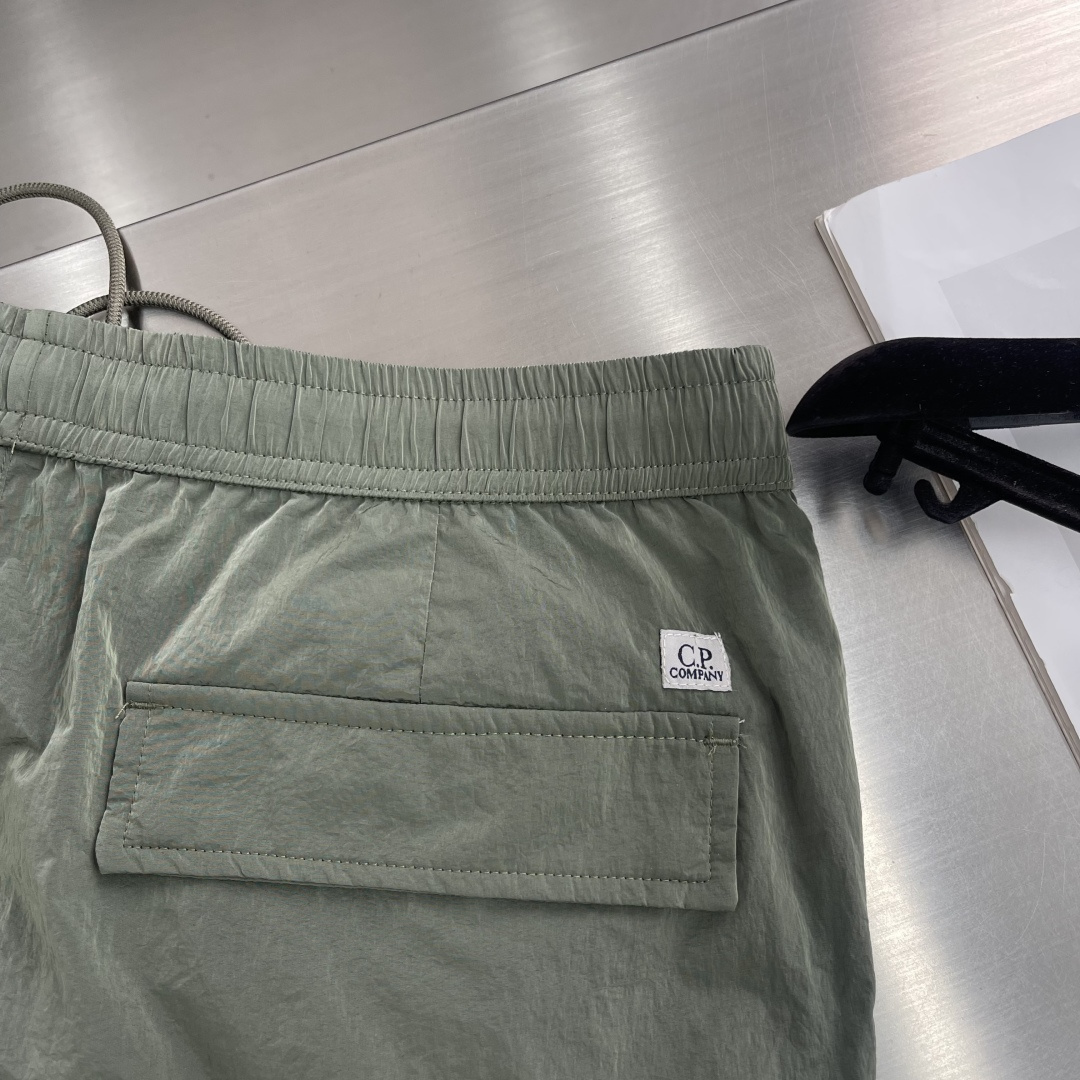 

-CP  进口金属休闲裤短裤
更舒适！！超火爆单品来袭 CP 家经典时尚的设计风格，细节决定成败！无