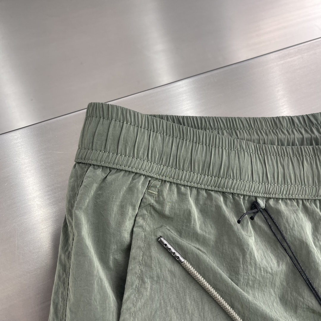 

-CP  进口金属休闲裤短裤
更舒适！！超火爆单品来袭 CP 家经典时尚的设计风格，细节决定成败！无