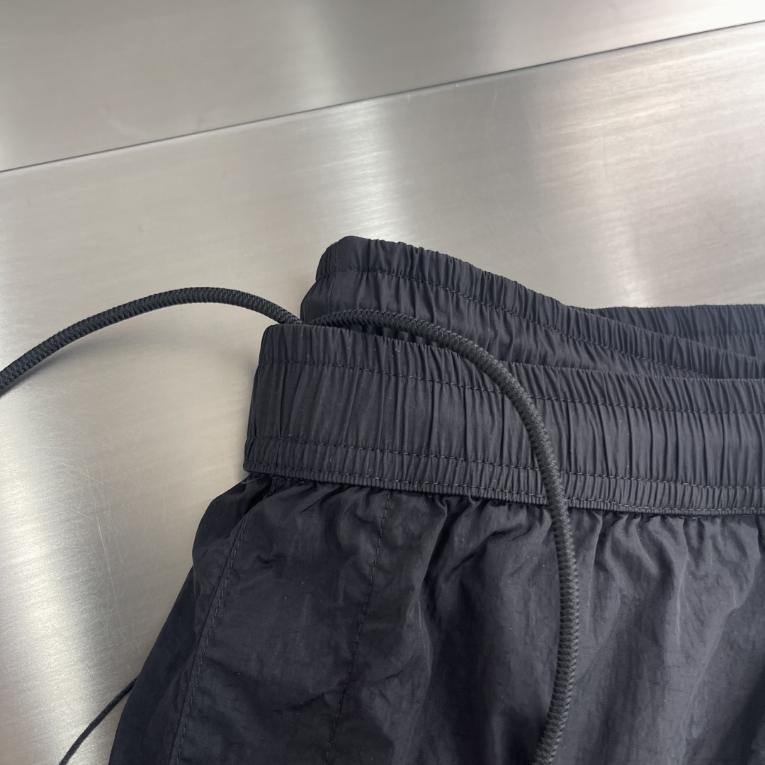 

-CP  进口金属休闲裤短裤
更舒适！！超火爆单品来袭 CP 家经典时尚的设计风格，细节决定成败！无