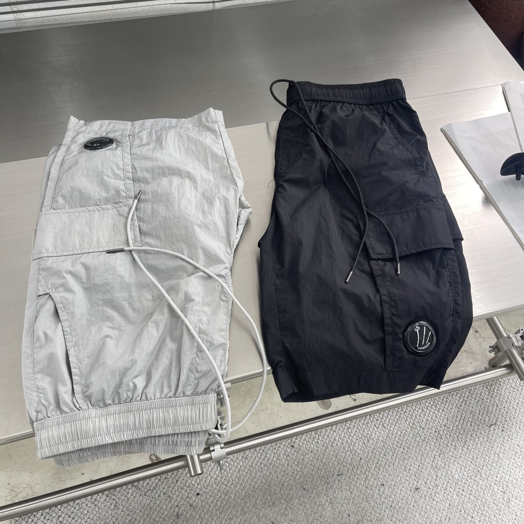 

-CP  进口金属休闲裤短裤
更舒适！！超火爆单品来袭 CP 家经典时尚的设计风格，细节决定成败！无