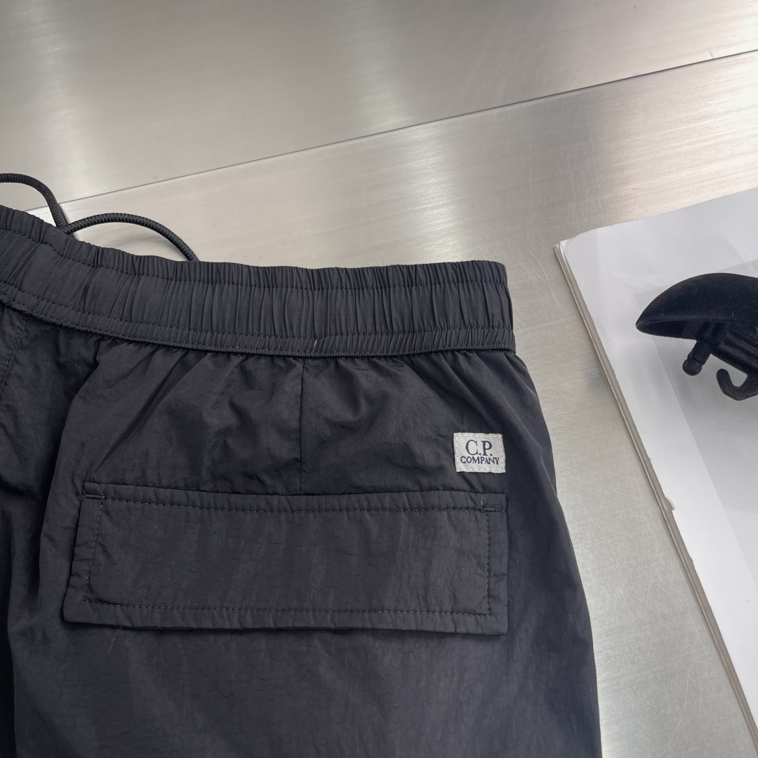 

-CP  进口金属休闲裤短裤
更舒适！！超火爆单品来袭 CP 家经典时尚的设计风格，细节决定成败！无