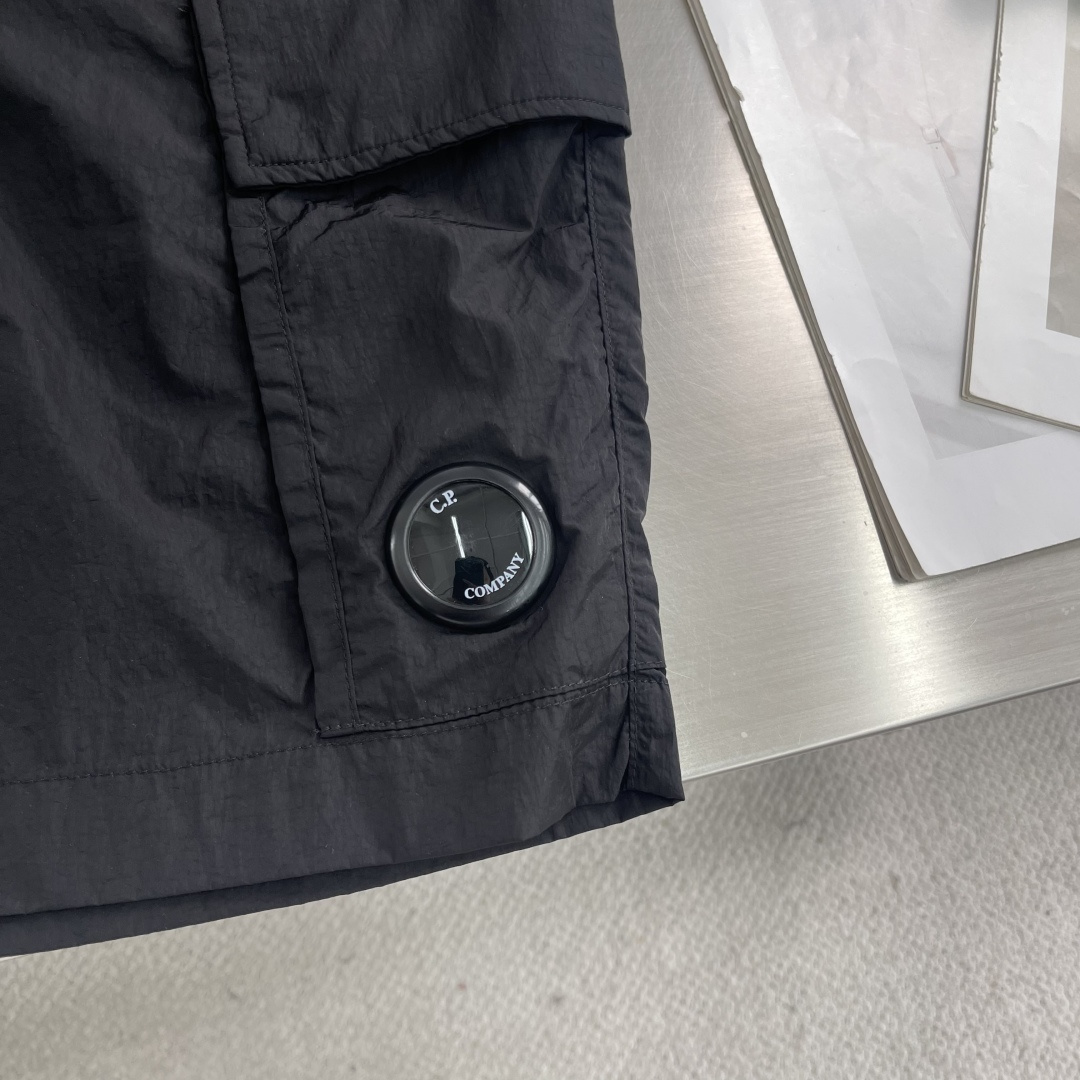 

-CP  进口金属休闲裤短裤
更舒适！！超火爆单品来袭 CP 家经典时尚的设计风格，细节决定成败！无