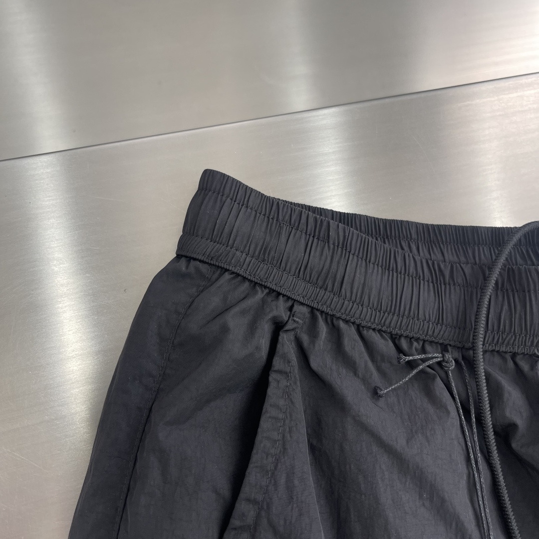 

-CP  进口金属休闲裤短裤
更舒适！！超火爆单品来袭 CP 家经典时尚的设计风格，细节决定成败！无