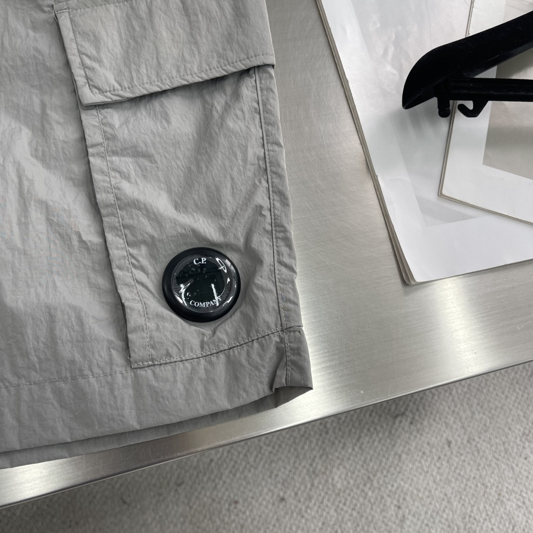 

-CP  进口金属休闲裤短裤
更舒适！！超火爆单品来袭 CP 家经典时尚的设计风格，细节决定成败！无