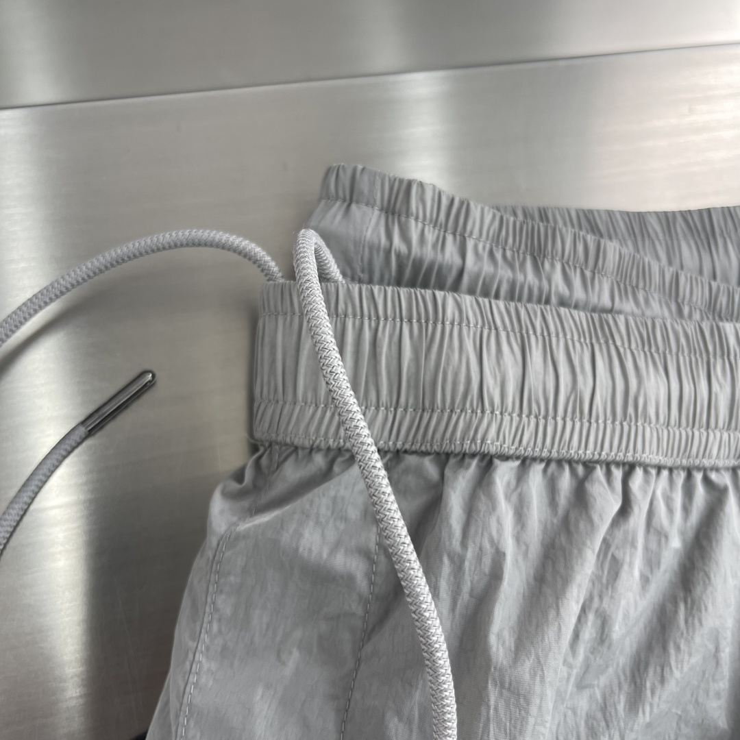 

-CP  进口金属休闲裤短裤
更舒适！！超火爆单品来袭 CP 家经典时尚的设计风格，细节决定成败！无