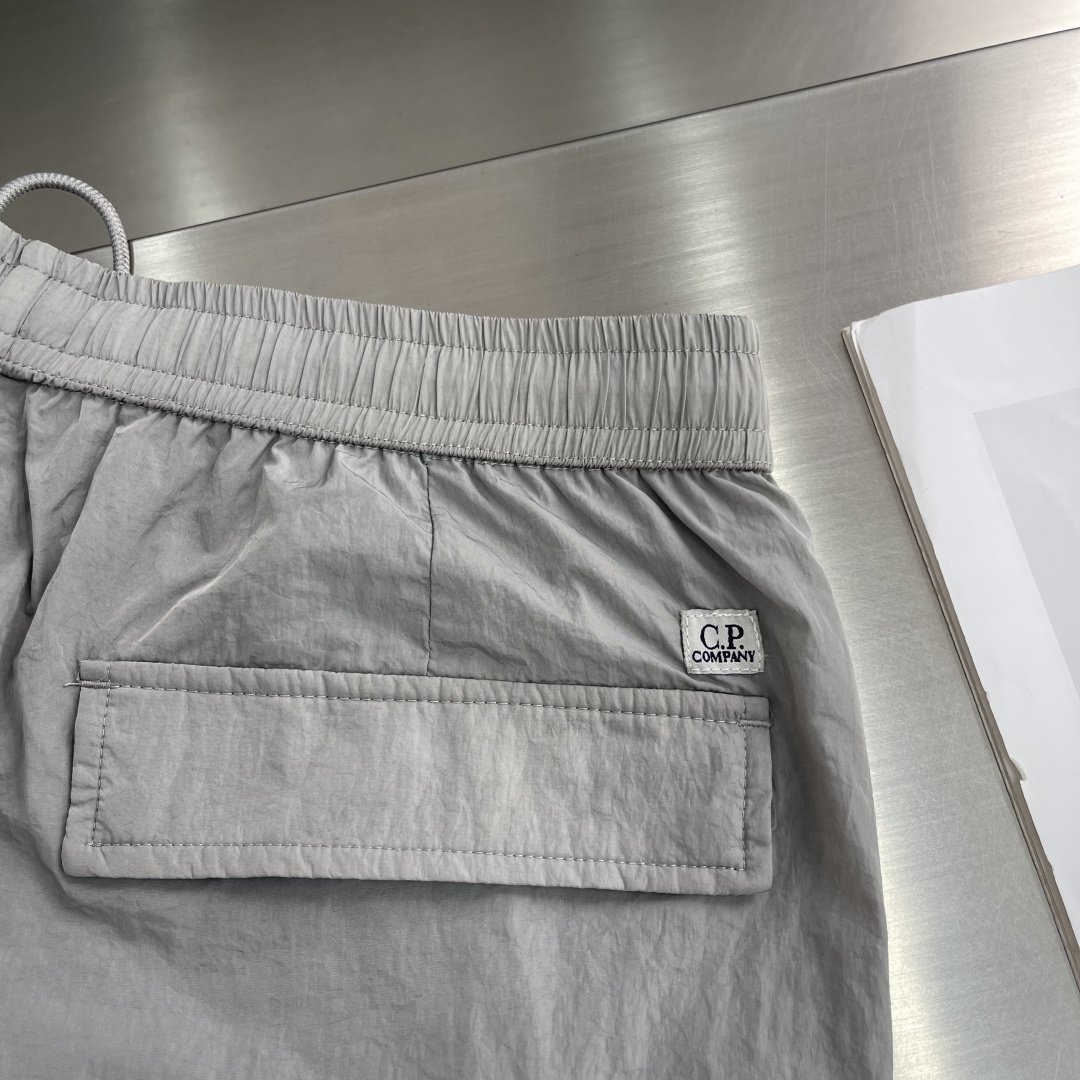 

-CP  进口金属休闲裤短裤
更舒适！！超火爆单品来袭 CP 家经典时尚的设计风格，细节决定成败！无