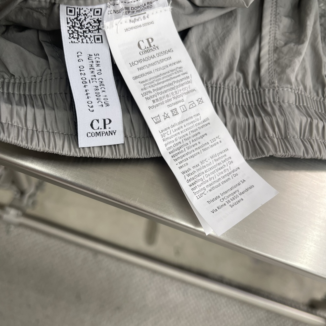 

-CP  进口金属休闲裤短裤
更舒适！！超火爆单品来袭 CP 家经典时尚的设计风格，细节决定成败！无