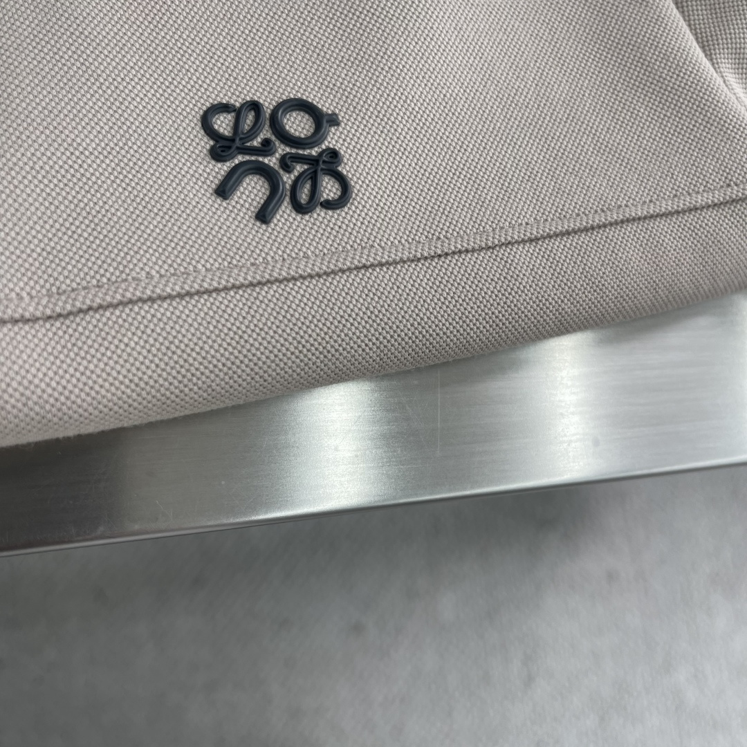 

-LOEW   翻领 短袖
材质   氨纶 棉 聚酯纤维
适用季节	春 夏 秋,
领型	翻领	
袖长