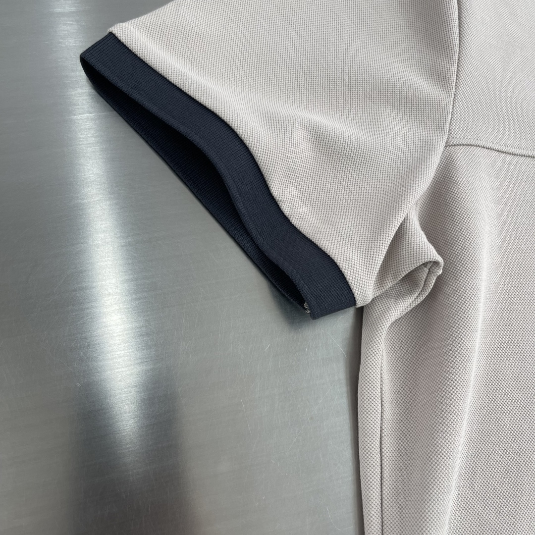 

-LOEW   翻领 短袖
材质   氨纶 棉 聚酯纤维
适用季节	春 夏 秋,
领型	翻领	
袖长