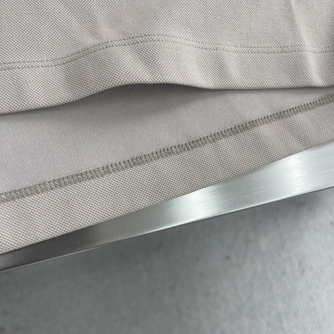 

-LOEW   翻领 短袖
材质   氨纶 棉 聚酯纤维
适用季节	春 夏 秋,
领型	翻领	
袖长