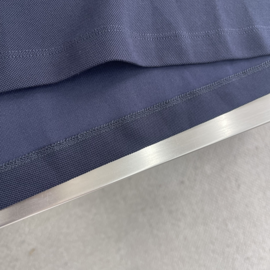 

-LOEW   翻领 短袖
材质   氨纶 棉 聚酯纤维
适用季节	春 夏 秋,
领型	翻领	
袖长